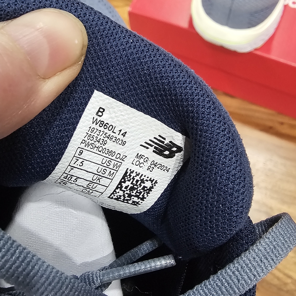 New Balance 860 Athletic Shoes - Picture 7 of 8